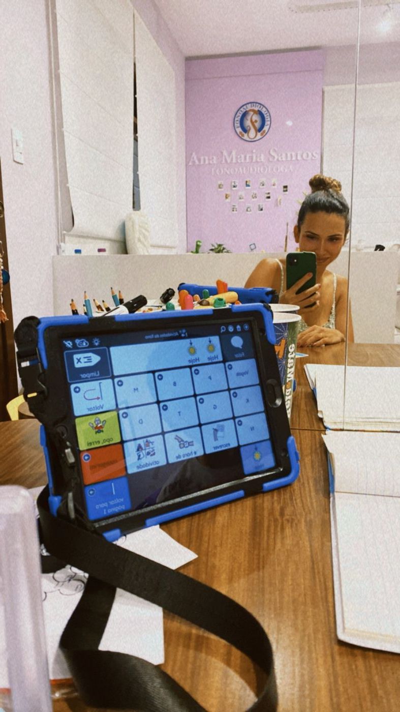 Ana Philipps no consultório, com um sistema de comunicação no tablet