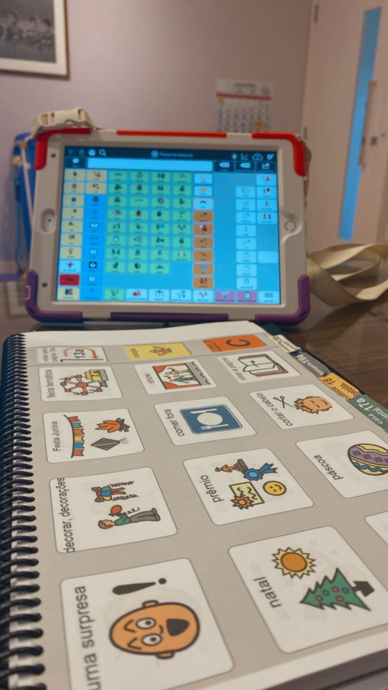 Sistema de comunicação no tablet e prancha impressa